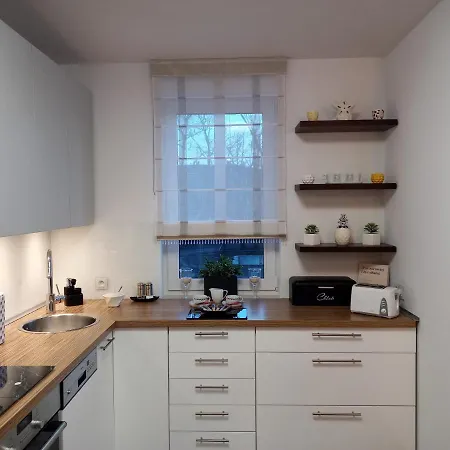 B & S - Free Garage Parking Apartment
