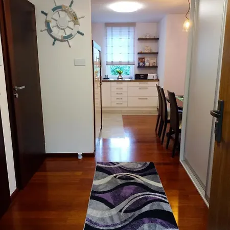 Apartment B & S - Free Garage Parking *